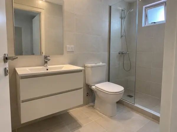 Baño de departamento reformado con cerámico nuevo