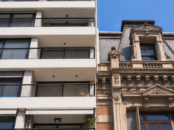 Balcones y frente reparados en un edificio de CABA
