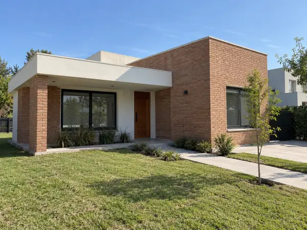 Casa nueva de ladrillo terminada en el Gran Buenos Aires
