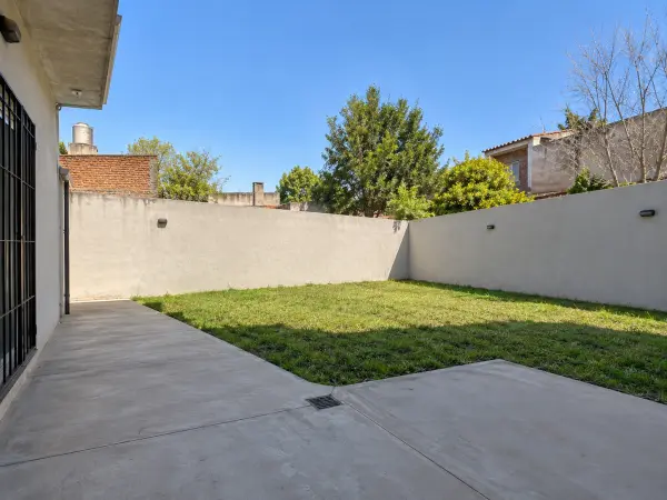 Patio con contrapiso nuevo y pendiente a la rejilla
