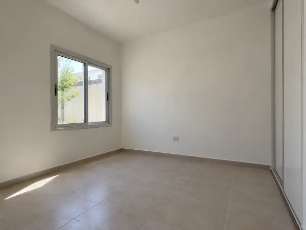 Dormitorio con las paredes secas y pintadas