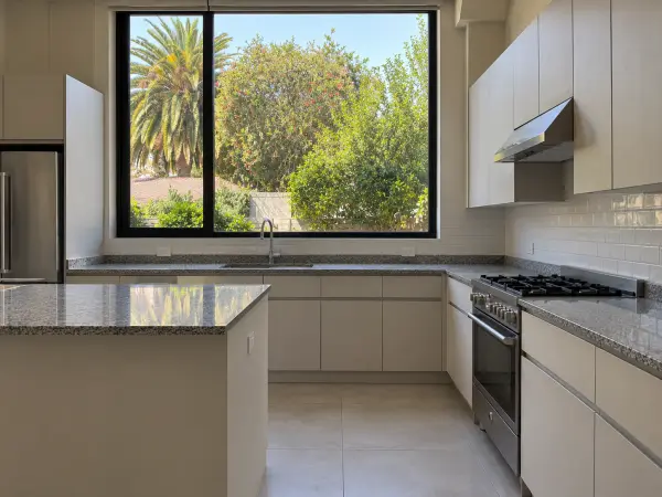 Cocina con porcelanato nuevo en zona norte