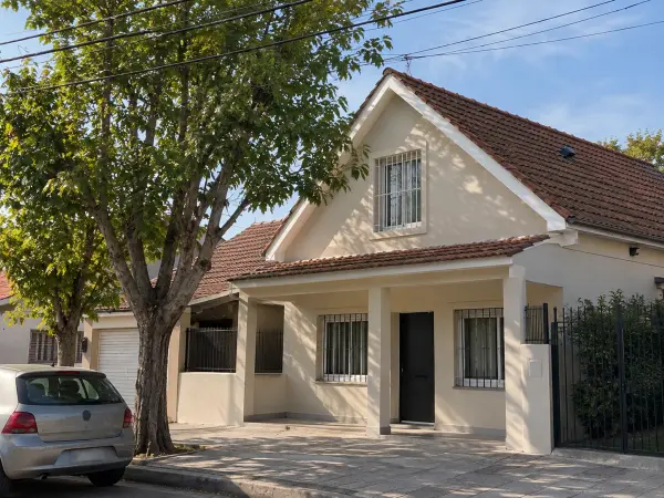 Frente revocado de una casa de zona sur