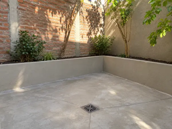 Patio con contrapiso nuevo en zona sur