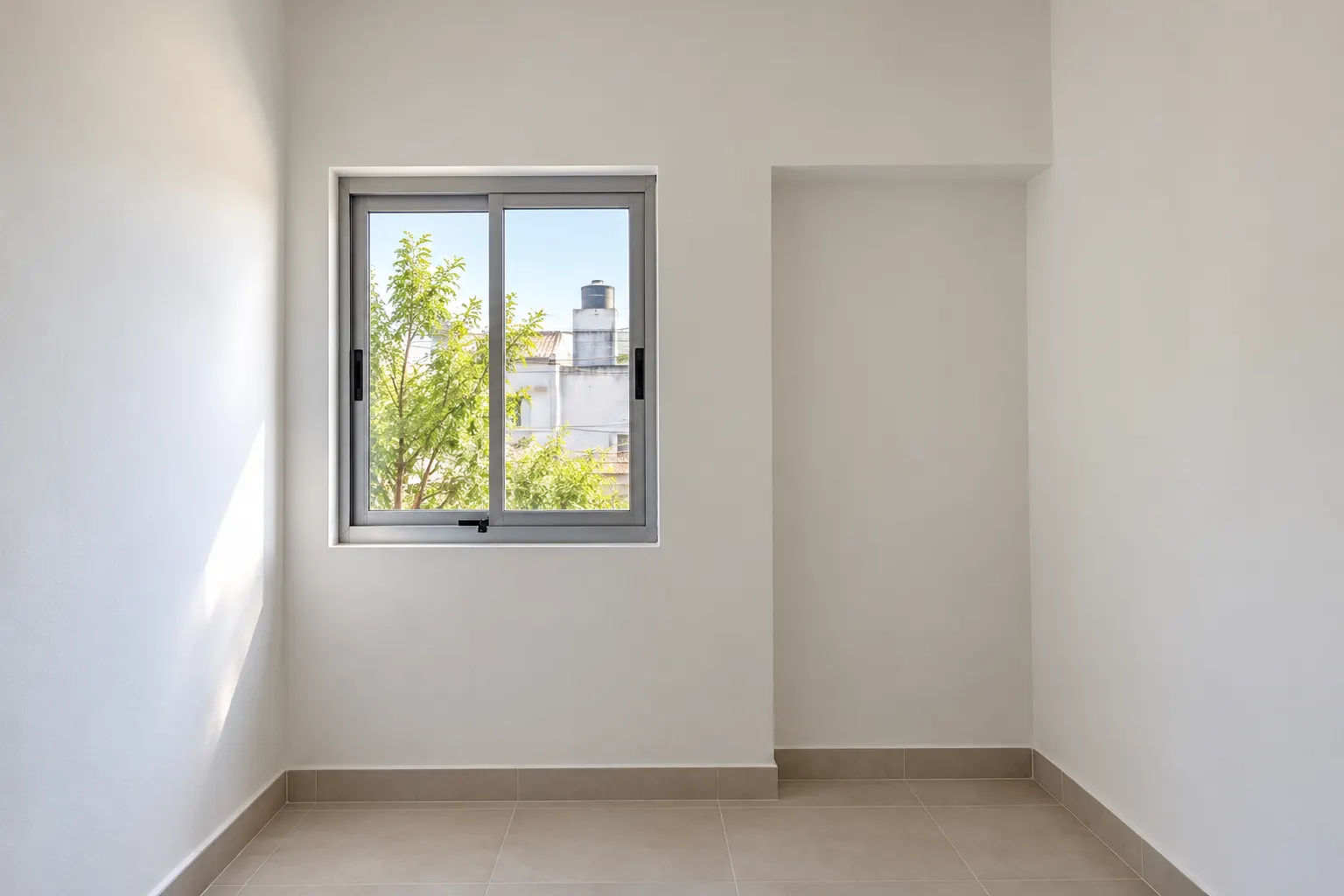 Pared interior reparada de humedad con revoque nuevo